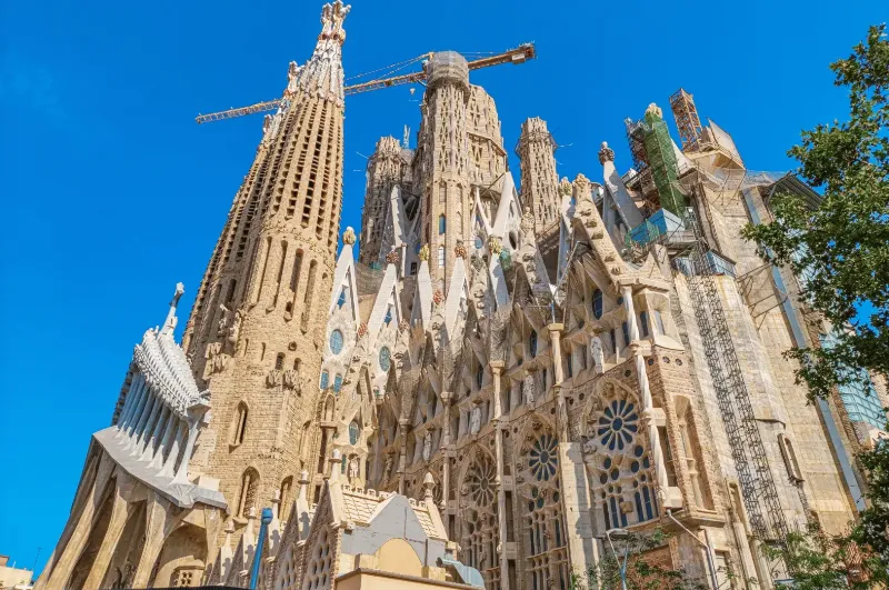 L’emblématique Alhambra de Grenade, un chef-d’œuvre de l’architecture espagnole islamique, où l’élégance des détails se marie à la grandeur historique